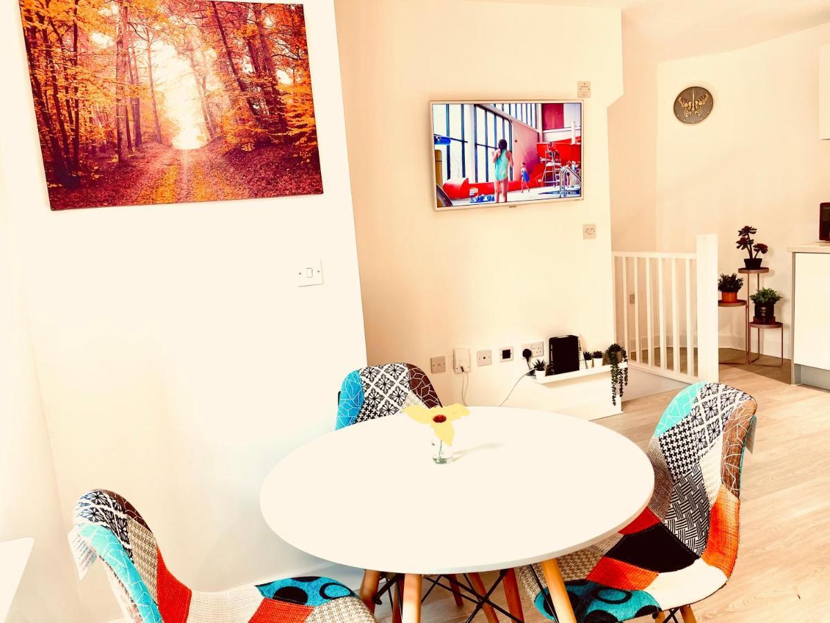 Modern Townhouse, Sleeps 4 With Parking Apartamento Wakefield Exterior foto